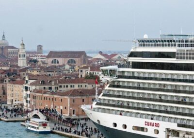 Italia prohíbe que los cruceros lleguen a Venecia