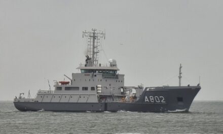 Buque HNLSM Snellius de la Royal Netherlands Navy recibe mantenimiento en el muelle cubierto de Damen Shiprepair