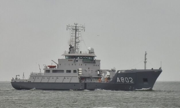 Buque HNLSM Snellius de la Royal Netherlands Navy recibe mantenimiento en el muelle cubierto de Damen Shiprepair