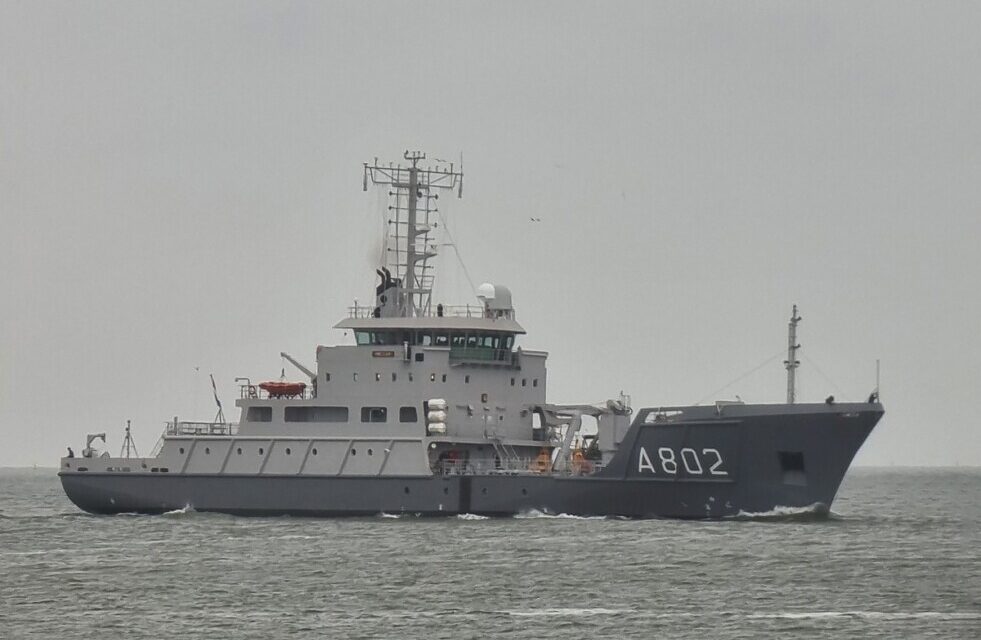 Buque HNLSM Snellius de la Royal Netherlands Navy recibe mantenimiento en el muelle cubierto de Damen Shiprepair