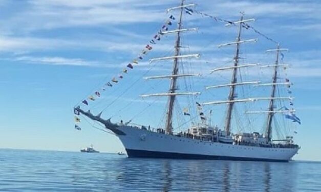 La Fragata Libertad llegó al puerto de Mar del Plata