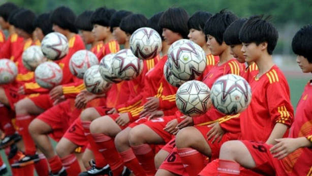 Avanzan en  la creación de una Academia Internacional de Fútbol China-Argentina