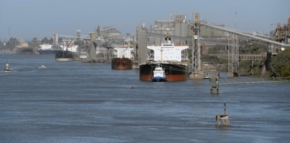 La bajante del río Paraná  obliga a los barcos a operar con un calado menor