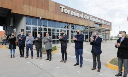 Guerrera inaugura la Terminal de Navarro  y firma convenio para el Programa «PAradas Seguras»