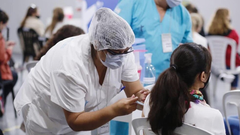 Más del 50 por ciento de la población argentina ya está vacunada con una dosis contra la COVID-19
