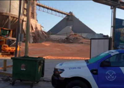 Prefectura rescató a un trabajador que quedó atrapado tras el derrumbe de un silo de maíz