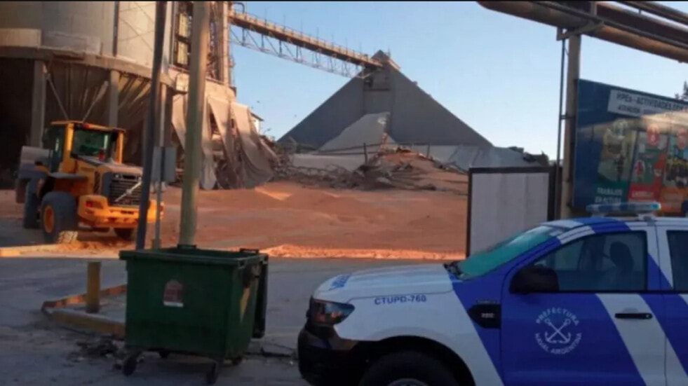 Prefectura rescató a un trabajador que quedó atrapado tras el derrumbe de un silo de maíz
