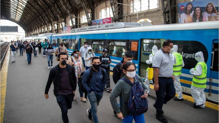 Por primera vez desde el inicio de la pandemia el transporte publico ya no es solo para esenciales