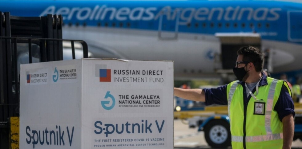 La ministra de Salud llegó de la Federación Rusa con 1,4 millones de dosis de vacuna Sputnik V