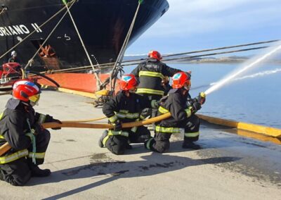 En Ushuaia practican simulacro de rescate e incendio en el puerto