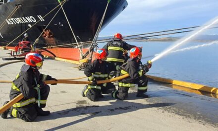 En Ushuaia practican simulacro de rescate e incendio en el puerto