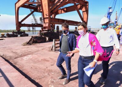 Kicillof visitó el Puerto de San Nicolás y se reunió con representantes de la industria