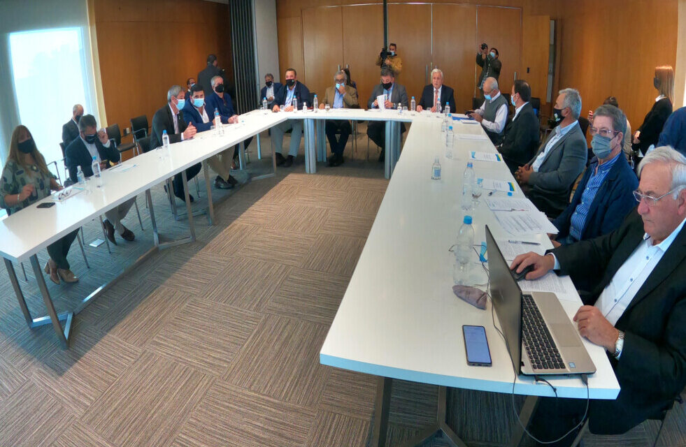 Comunidades de la región del río Uruguay reclaman por contenedores para exportación