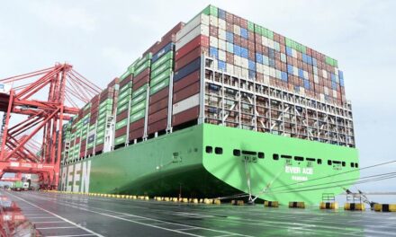El mayor buque portacontenedores del mundo hace escala en puerto de Colombo