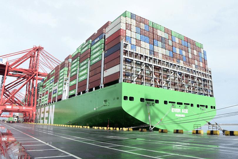El mayor buque portacontenedores del mundo hace escala en puerto de Colombo