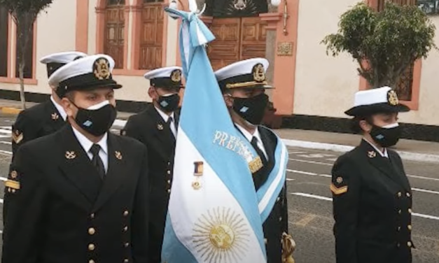 La PNA recibió la Medalla del Bicentenario por parte de la Marina de Guerra del Perú