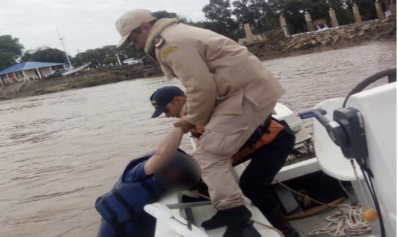 En Paso de Los Libres: la Prefectura rescató a un navegante