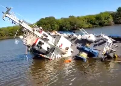 La Plata: Prefectura rescató a los tripulantes de un remolcador que se hundió