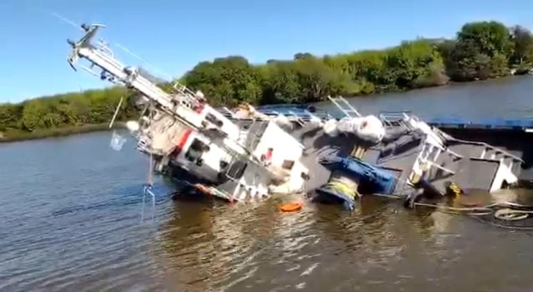 La Plata: Prefectura rescató a los tripulantes de un remolcador que se hundió