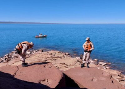 Una patrulla de la Prefectura encontró huellas de dinosaurio