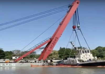 Reflotaron el barco hundido en el Puerto La Plata: por qué estaba en juego el abastecimiento de combustible en todo el país.