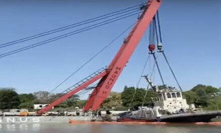Reflotaron el barco hundido en el Puerto La Plata: por qué estaba en juego el abastecimiento de combustible en todo el país.