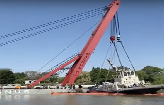 Reflotaron el barco hundido en el Puerto La Plata: por qué estaba en juego el abastecimiento de combustible en todo el país.