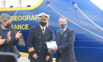 Se entregaron plaquetas en reconocimiento al primer arribo del Nat Geo Endurance al Puerto de Ushuaia
