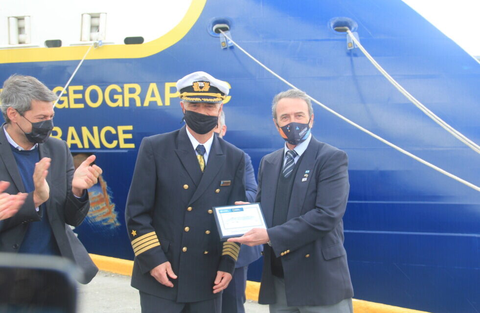 Se entregaron plaquetas en reconocimiento al primer arribo del Nat Geo Endurance al Puerto de Ushuaia