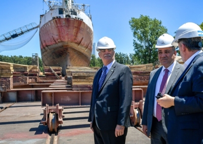 Manzur y Taiana participaron de la firma de un contrato para la construcción de un buque pesquero