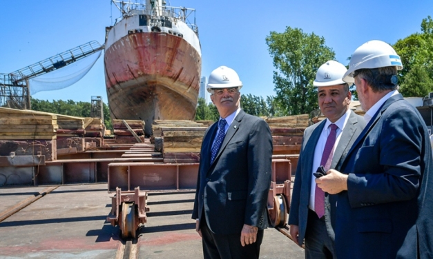 Manzur y Taiana participaron de la firma de un contrato para la construcción de un buque pesquero