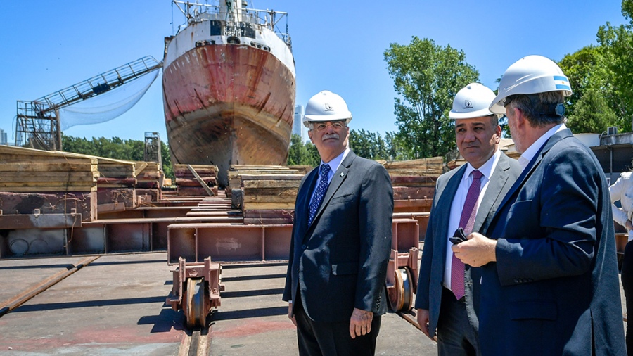 Manzur y Taiana participaron de la firma de un contrato para la construcción de un buque pesquero