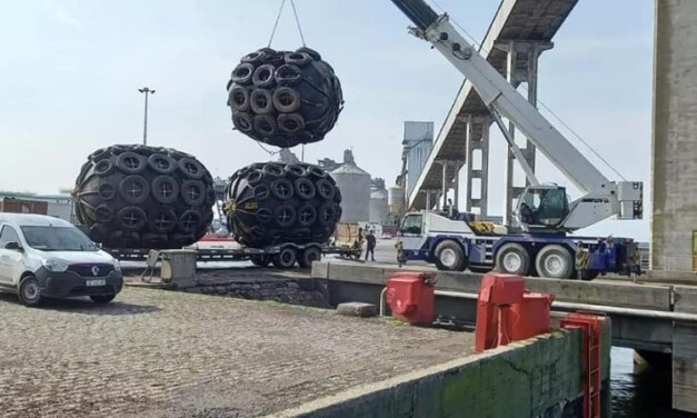 Puerto Quequén terminó la renovación de su sistema de defensas neumáticas flotantes