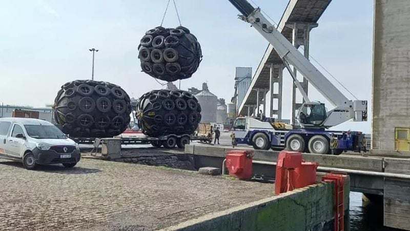 Puerto Quequén terminó la renovación de su sistema de defensas neumáticas flotantes