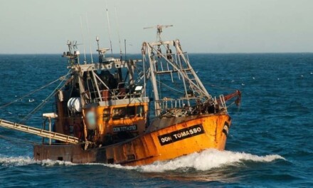 Rescate de 6 tripulantes de un pesquero en Rawson
