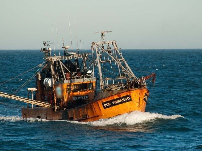 Rescate de 6 tripulantes de un pesquero en Rawson