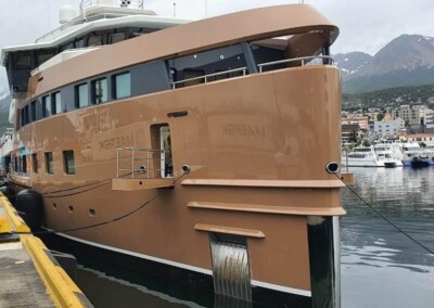 Un yate valuado en 100 millones de euros está varado en Ushuaia porque perdió una de sus anclas