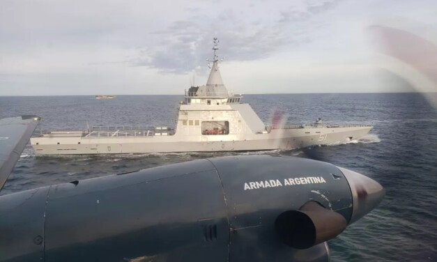 La Armada continúa con el monitoreo de la flota de pesqueros que llega del Pacífico