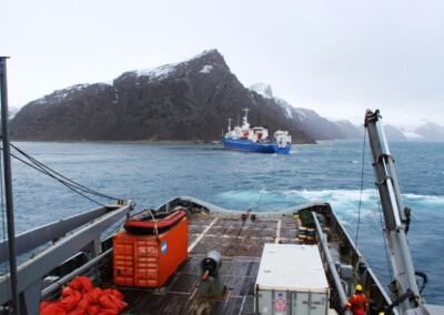 Buque ruso varado en la Antártida es auxiliado por la Armada Argentina