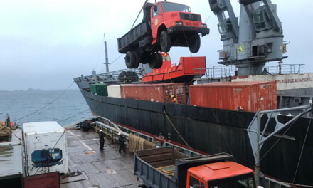 El aviso ARA “Puerto Argentino” desembarcó insumos y maquinarias en la Base Conjunta Antártica Petrel