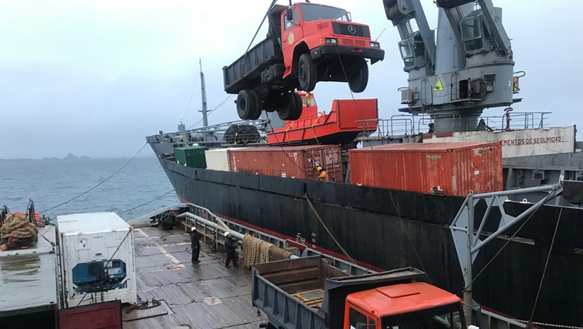 El aviso ARA “Puerto Argentino” desembarcó insumos y maquinarias en la Base Conjunta Antártica Petrel
