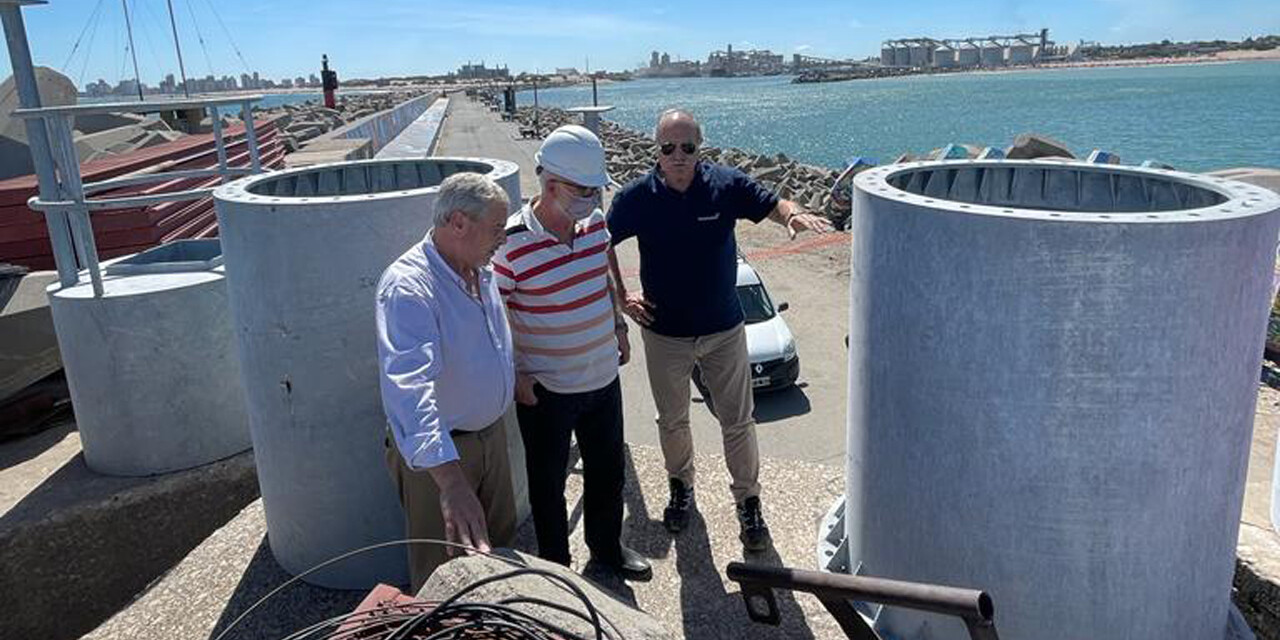 Puerto Quequén reconstruye una baliza en la Escollera Sur