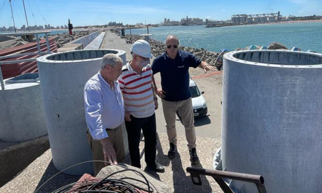 Puerto Quequén reconstruye una baliza en la Escollera Sur