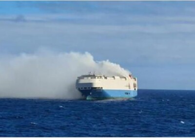En medio del Atlántico, un carguero repleto de coches de lujo arde a la deriva