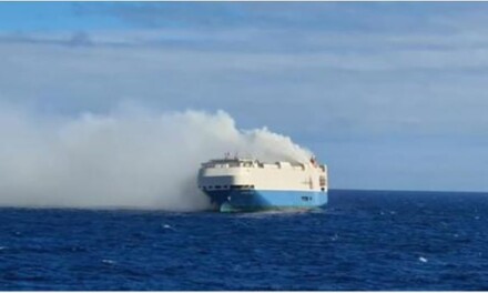 En medio del Atlántico, un carguero repleto de coches de lujo arde a la deriva