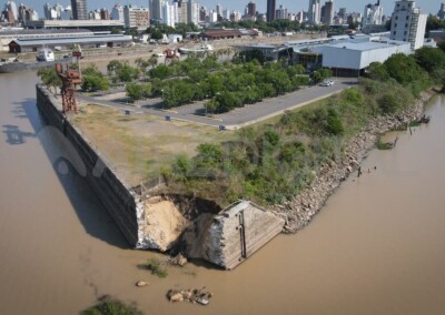 Determinar las causales del desmoronamiento de una parte del dique 1 del Puerto de Santa Fe, una estructura que tiene 112 años