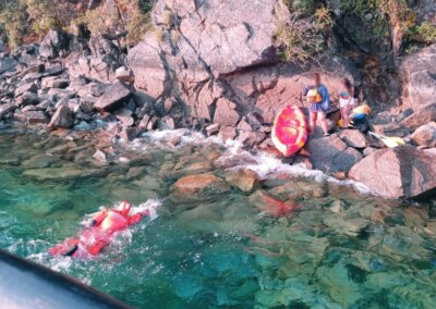 Prefectura asistió a dos kayakistas