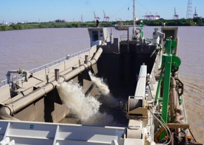 Carla Monrabal visita la Draga  “DASA I” que se encuentra operando en el Puerto Dock Sud