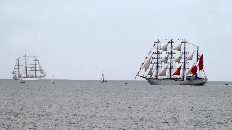 La fragata Libertad encabezó un desfile náutico latinoamericano