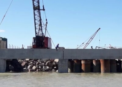 Nuevo muelle del Puerto Rawson con un avance del 45%